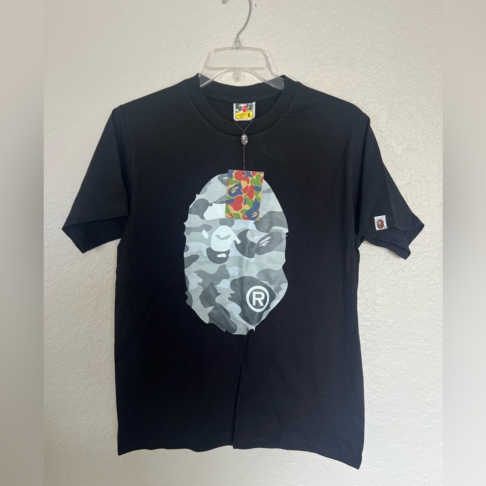 A BATHING APE Black Graphic T-Shirt
Caja 2